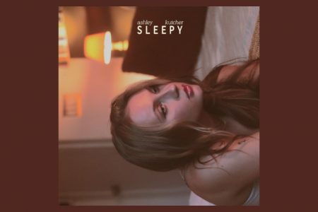 “SLEEPY” É O NOVO SINGLE DE ASHLEY KUTCHER, DISPONÍVEL EM TODOS OS APLICATIVOS DE MÚSICA