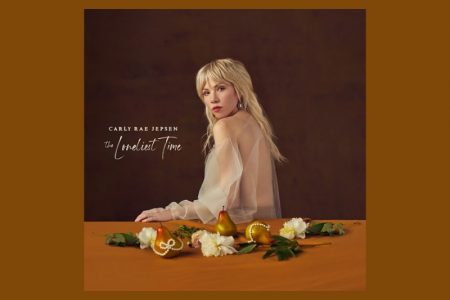 CARLY RAE JEPSEN APRESENTA A CANÇÃO “TALKING TO YOURSELF”