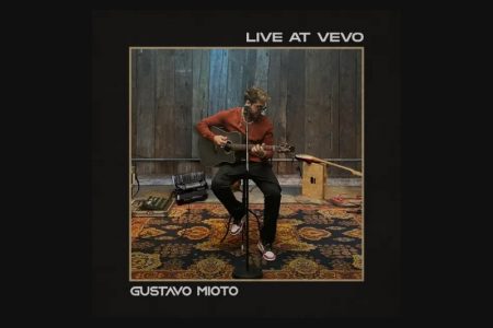 DANDO SEQUÊNCIA AO SEU “ANO X”, GUSTAVO MIOTO DISPONIBILIZA O EP “LIVE AT VEVO”. ASSISTA AO CLIPE DE “ENVOLVIDÃO”