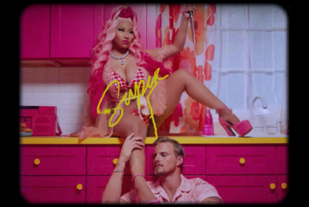 NICKI MINAJ CAUSANDO! O VIDEOCLIPE DE “SUPER FREAKY GIRL” TRAZ O ASTRO DA SÉRIE “VICKINGS” E MOSTRA A RAPPER DESTRUINDO UM MUNDO PERFEITO