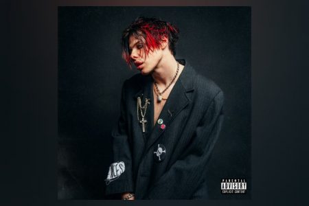 O ASTRO BRITÂNICO YUNGBLUD LANÇA ÁLBUM HOMÔNIMO, O TERCEIRO DA CARREIRA