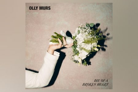 O CANTOR BRITÂNICO OLLY MURS DISPONIBILIZA SEU NOVO SINGLE E VIDEOCLIPE, “DIE OF A BROKEN HEART”