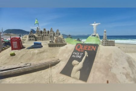 AS AREIAS DE COPACABANA GANHAM UMA HOMENAGEM AO SINGLE “FACE IT ALONE”, DO QUEEN