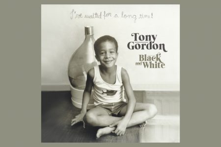 VENCEDOR DO PROGRAMA “THE VOICE 2019”, TONY GORDON LANÇA SEU NOVO ÁLBUM, “BLACK AND WHITE”