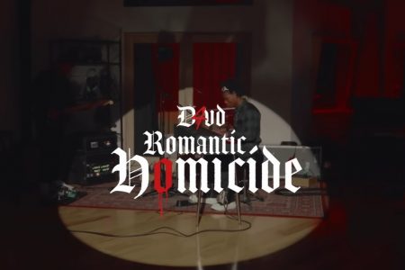 DONO DOS HITS VIRAIS “HERE WITH ME” E “ROMANTIC HOMICIDE”, D4VD APRESENTA A PERFORMANCE INTIMISTA DESTA ÚLTIMA