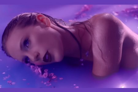 TAYLOR SWIFT LANÇA CLIPE DE “LAVENDER HAZE”, UM DOS HITS DO ÁLBUM “MIDNIGHTS”