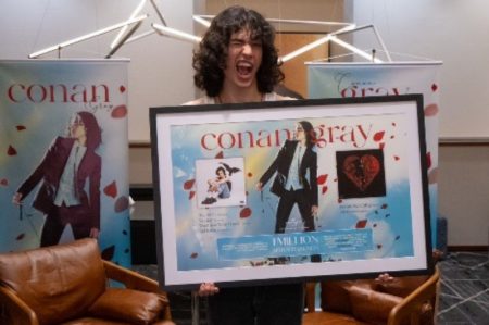 UMA DAS ATRAÇÕES MAIS AGUARDADAS DO LOLLAPALLOZA, CONAN GRAY RECEBE O QUADRO DE CERTIFICAÇÕES PELA CONQUISTA DE MAIS DE 1 MILHÃO DE UNIDADES AJUSTADAS VENDIDAS