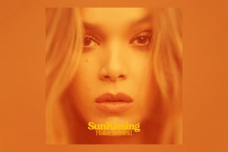 HAILEE STEINFELD DISPONIBILIZA A INÉDITA “SUNKISSING” EM TODAS AS PLATAFORMAS DIGITAIS