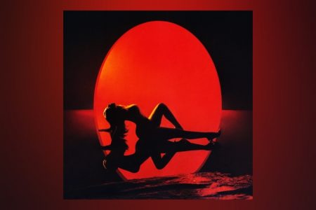 KALI UCHIS APRESENTA A INÉDITA “MOONLIGHT”, FAIXA DE SEU NOVO ÁLBUM, “RED MOON IN VENUS”