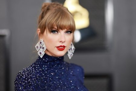 PRESTES A DAR INÍCIO A THE ERAS TOUR, TAYLOR SWIFT LANÇA DE SURPRESA QUATRO MÚSICAS NOVAS