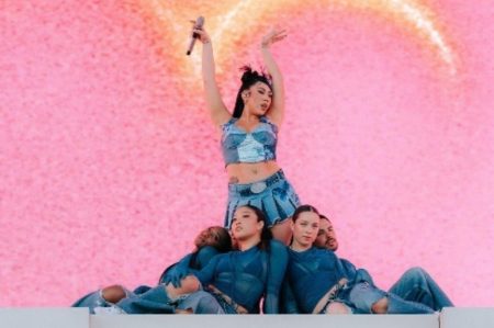 A EXUBERANTE PERFORMANCE DE KALI UCHIS NO FESTIVAL COACHELLA CONQUISTA A INTERNET