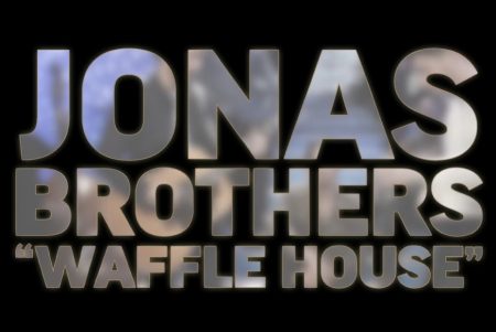 JONAS BROTHERS APRESENTAM NO PROGRAMA TONIGHT SHOW A VERSÃO ACÚSTICA DE “WAFFLE HOUSE”