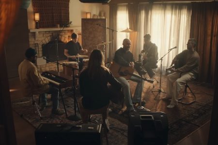 MAROON 5 LANÇA O VIDEOCLIPE INTIMISTA DA NOVA BALADA ROMÂNTICA, “MIDDLE GORUND”