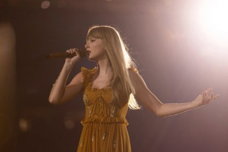 TAYLOR SWIFT ATINGE O RECORDE DE 10 ÁLBUNS NO TOP 100 DA PARADA BILLBOARD 200