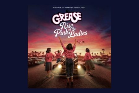 A TRILHA SONORA COMPLETA DA SÉRIE “GREASE: RISE OF THE PINK LADIES” JÁ ESTÁ DISPONÍVEL