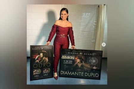 “ERRO GOSTOSO”, HIT DE SIMONE MENDES, ULTRAPASSA 200 MILHÕES DE STREAMS E A CANTORA SE EMOCIONA AO RECEBER O CERTIFICADO DE DIAMANTE DUPLO