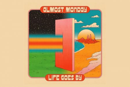 APÓS RECEBER ENDOSSO DE SIR ELTON JOHN, A BANDA CALIFORNIANA ALMOST MONDAY APRESENTA O SINGLE “LIFE GOES BY”, ACOMPANHADO POR UM VIDEOCLIPE