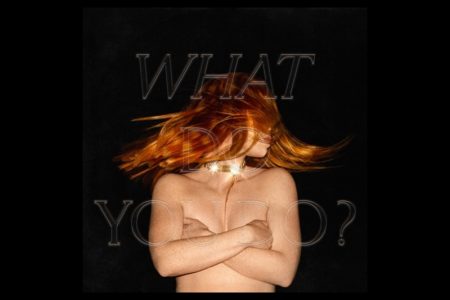 APÓS QUEBRAR RECORDES NO POP BRITÂNICO, CANTORA E COMPOSITORA JESS GLYNNE QUESTIONA O QUE É “SUFICIENTE” NO AMOR EM “WHAT DO YOU DO?”