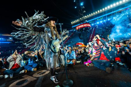 LAUANA PRADO SURPREENDE EM BARRETOS E DISTRIBUIU COSTELADA AO PÚBLICO DURANTE SHOW