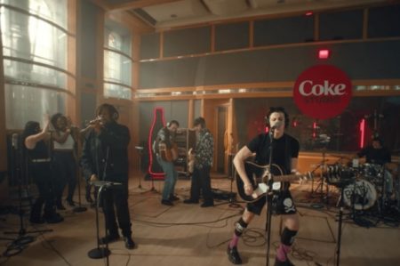 YUNGBLUD E O CANTOR NIGERIANO BNXN SE UNEM PARA O LANÇAMENTO DA NOVA VERSÃO DE “MOVIN´ON UP”, DO PRIMAL SCREAM, PARA O COKE STUDIO 2023