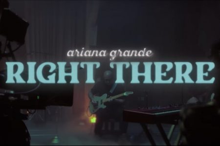 ARIANA GRANDE DISPONIBILIZA OS VÍDEOS DAS VERSÕES LIVE FROM LONDON DE “TATTOOED HEART”, “RIGHT THERE” E “THE WAY”, FAIXAS DA EDIÇÃO DELUXE DO ÁLBUM “TRULY YOURS”