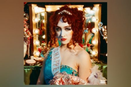 Chappell Roan supera 40 milhões de ouvintes mensais no Spotify, 1 ano após o lançamento do álbum “The Rise and Fall of a Midwest Princess”