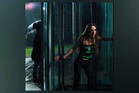 O NOVO SINGLE DE HOLLY HUMBERSTONE, “INTO YOUR ROOM”, CHEGA AOS APLICATIVOS DE MÚSICA