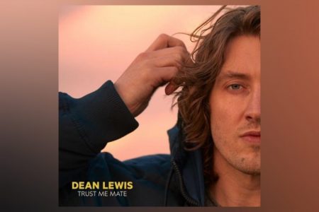 “TRUST ME MATE”, NOVO SINGLE DE DEAN LEWIS, CHEGA ACOMPANHADO DE VIDEOCLIPE