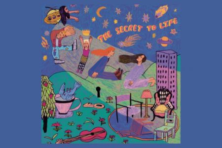 O GRUPO FIZZ, FORMADO POR ORLA GARTLAND, DODIE, GRETA ISAAC E MARTIN LUKE BROWN, LANÇA SEU ÁLBUM DE ESTREIA, “THE SECRET TO LIFE”