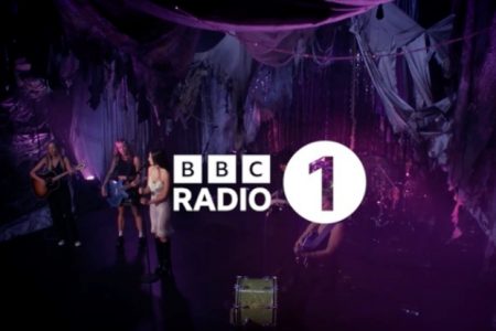 OLIVIA RODRIGO FAZ COVER DE “STICK SEASON”, MÚSICA DE NOAH KAHAN, NO  PROGRAMA “LIVE LOUNGE” DA RÁDIO BBC1