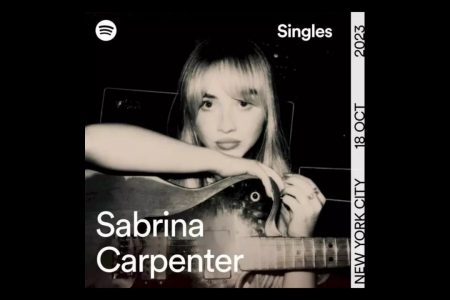 SABRINA CARPENTER DIVULGA SUA PARTICIPAÇÃO NO SPOTIFY SINGLES, COM UMA INTERPRETAÇÃO INCRÍVEL DE “FEATHER” E UMA COVER DE “I KNEW YOU WERE TROUBLE”, DE TAYLOR SWIFT