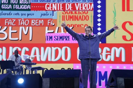 EM CELEBRAÇÃO PELOS 40 ANOS DE CARREIRA, ZECA PAGODINHO TRANSFORMA MONUMENTAL SHOW NO ENGENHÃO EM FESTA PARA OS MAIS CHEGADOS