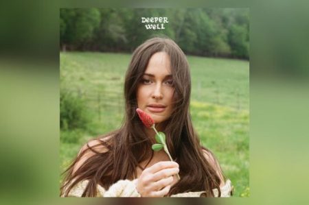 O QUINTO ÁLBUM DE ESTÚDIO DE KACEY MUSGRAVES, “DEEPER WELL”, É LANÇADO EM TODOS OS APLICATIVOS DE MÚSICA