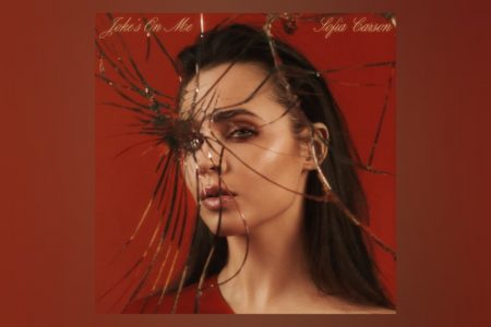 O NOVO SINGLE DE SOFIA CARSON, “JOKE’S ON ME”, JÁ PODE SER CONFERIDO