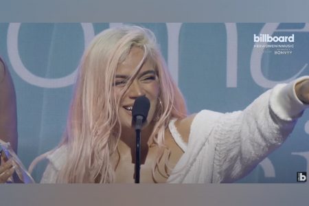 BILLBOARD PREMIA KAROL G COMO MULHER DO ANO 2024