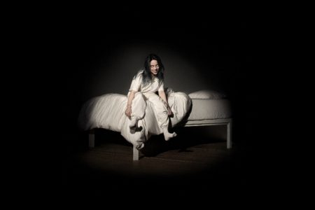 O ÁLBUM DE ESTREIA DE BILLIE EILISH COMPLETA CINCO ANOS DE LANÇAMENTO COM GRANDES RECORDES