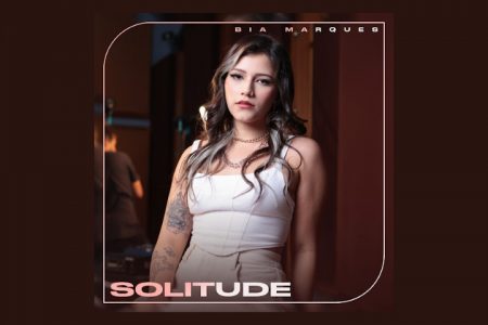 A CANTORA BIA MARQUES LANÇA “SOLITUDE”, UMA CANÇÃO SOBRE ESTAR BEM SOZINHA