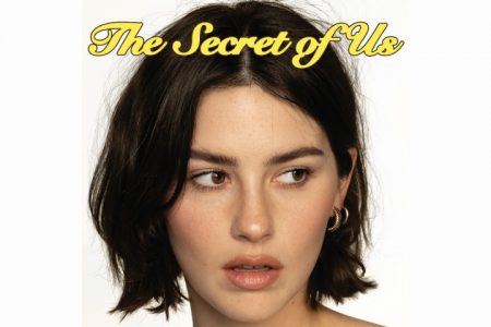 JÁ ESTÁ DISPONÍVEL O SEGUNDO ÁLBUM DE GRACIE ABRAMS, “THE SECRET OF US”