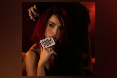 LOLA INDIGO DÁ INÍCIO A UMA NOVA ERA COM O LANÇAMENTO DE “LA REINA”