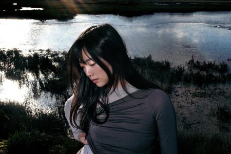 A CANTORA-REVELAÇÃO SARAH KINSLEY LANÇA SUA NOVA MÚSICA, “LAST TIME WE NEVER MEET AGAIN”