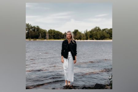VIRGIN :: Depois de viralizar com “Flowers”, a cantora Samantha Ebert faz o primeiro lançamento de 2025 com o single “Overthinking”