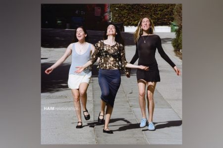 O novo single da banda HAIM, “Relationships”, chega acompanhado de videoclipe