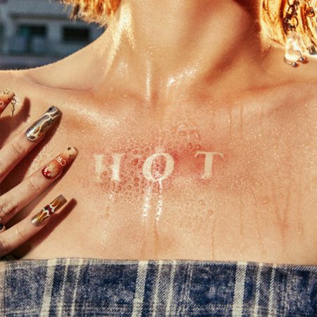 VIRGIN :: O grupo de K-pop LE SSERAFIM lança seu novo álbum, “HOT”