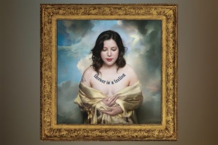 Às vésperas do lançamento de seu novo álbum, Lucy Dacus apresenta o single “Talk”