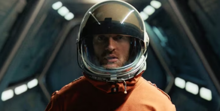 FINNEAS embarca em uma viagem cinematográfica no videoclipe de “2001”