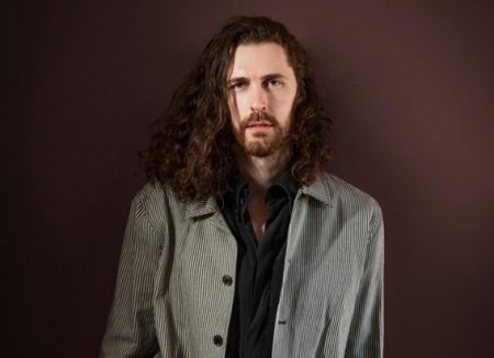 Sucesso “Nobody’s Soldier” anima shows lotados de Hozier no Brasil