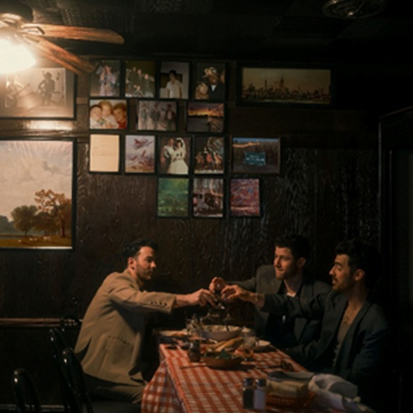 Jonas Brothers celebram 20 anos de carreira com novo single inspirado em clássico dos Bee Gees