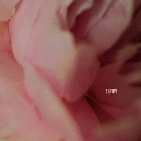 Lewis Capaldi está de volta após dois anos e emociona com o novo single, “Survive”