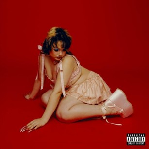 Lola Young revela seu novo single, “One Thing”