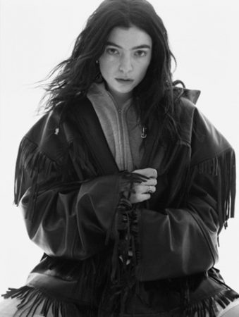 Lorde lança seu novo single, “Man Of The Year”, e divulga a lista de faixas do álbum “Virgin”